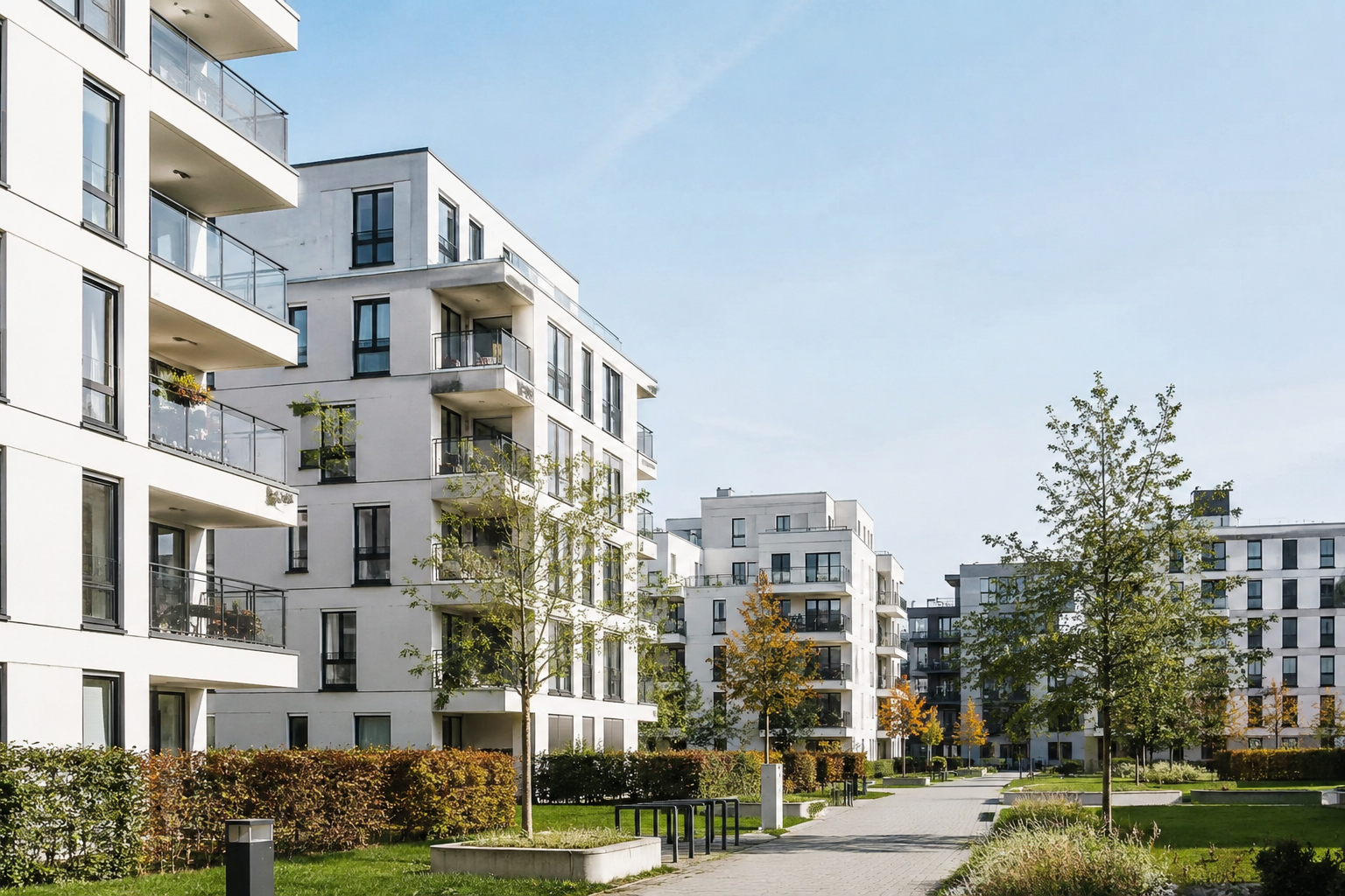 Moderne Wohnanlage mit gepflegten Grünflächen